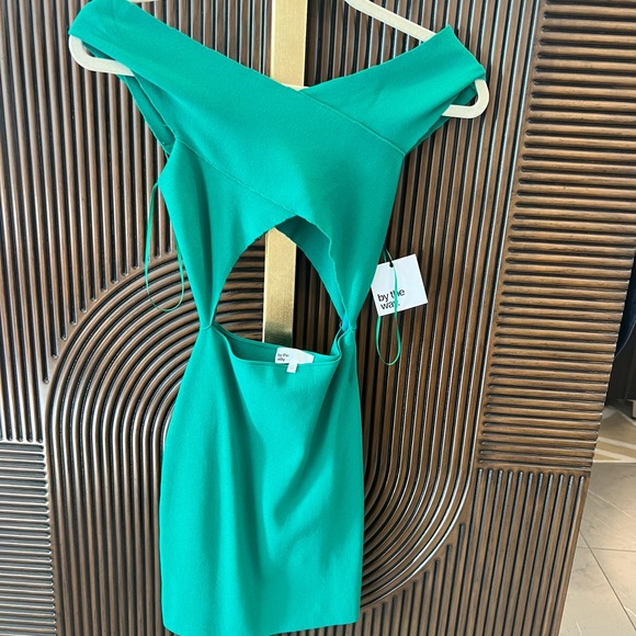 Hallie Cut Out Dress in Kelly Green
by the way. NWT size small, never worn - Picture 3 of 3